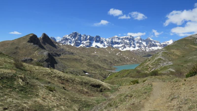 Presa de Escarra, con la Partacua al fondo y el Pico Cochata (segundo por la izquierda), de bajada del Collado de Pacino.