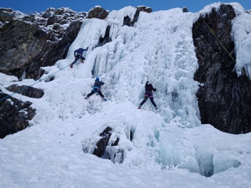 Celebrado el curso de iniciación a la escalada en hielo. 18, 19 y 20 de Febrero de 2022