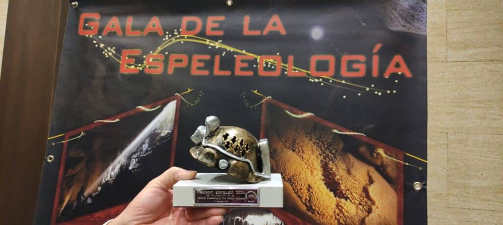 La Sección de Espeleología del Club Atlético Sobrarbe galardonada con el premio Espeleo 2024 a la divulgación.