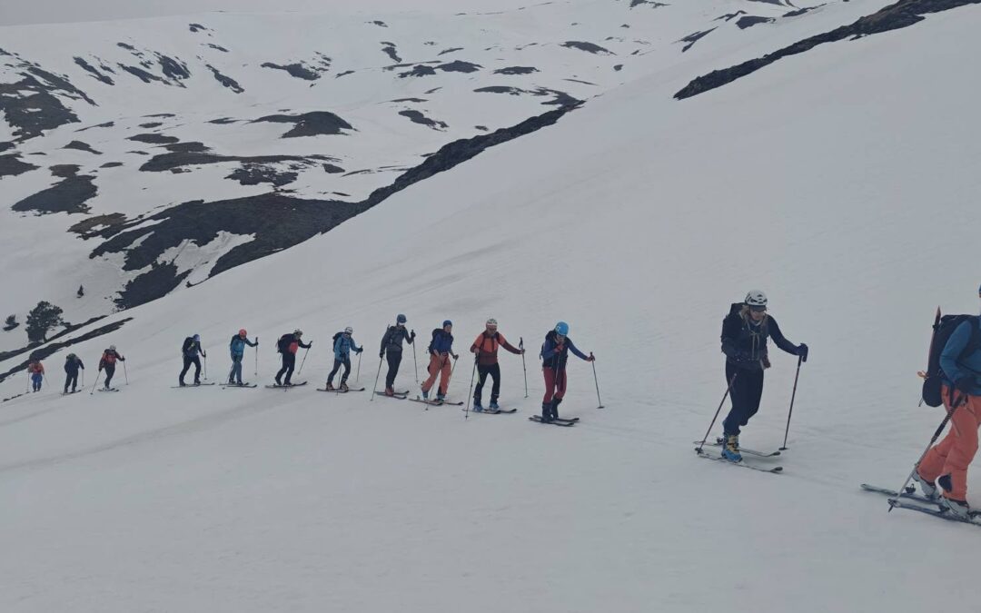 REALIZADA SALIDA PROMOCIONAL DE ESQUÍ DE MONTAÑA. PICO MONTÓ.
